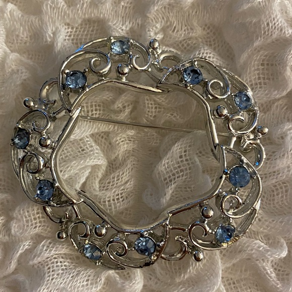 Vintage Sarah Coventry silver brooch with blue accents - Picture 1 of 2